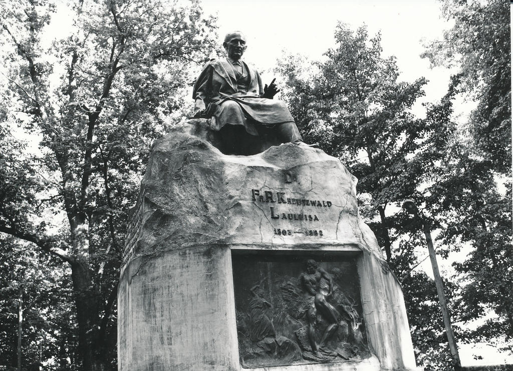 Foto. Võru. Dr. Fr. R. Kreutzwaldi mälestussammas pargis augustis 1982.a.