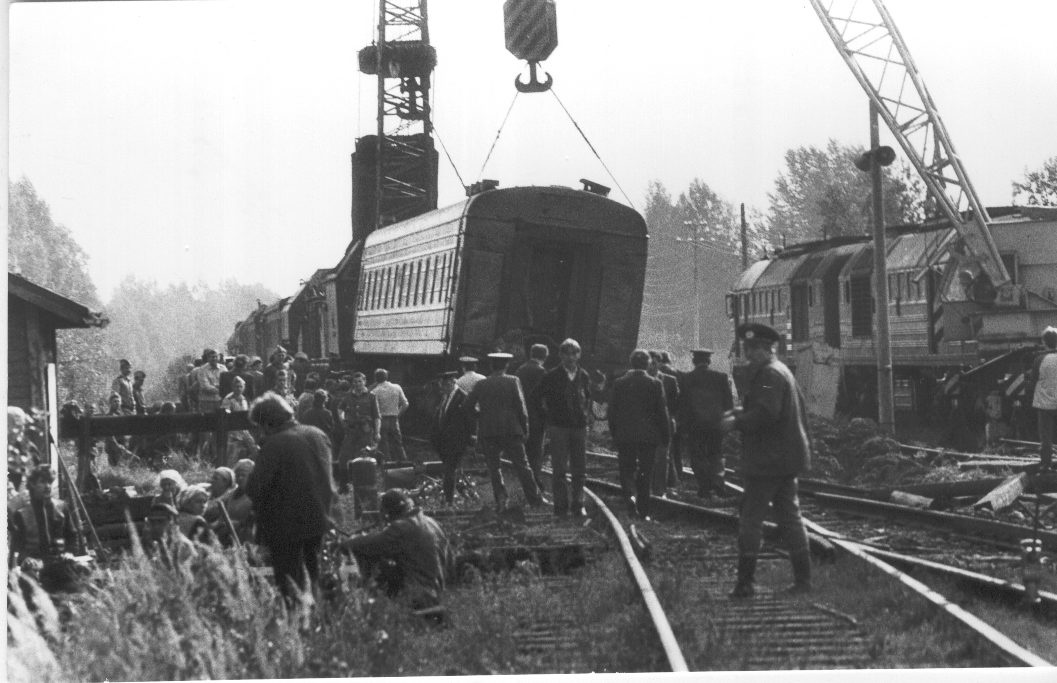 Foto. 21.augustil 1988.a. Riia-Leningradi rongi kraaviminek Võrus,vaguni tõstmine raudteele.