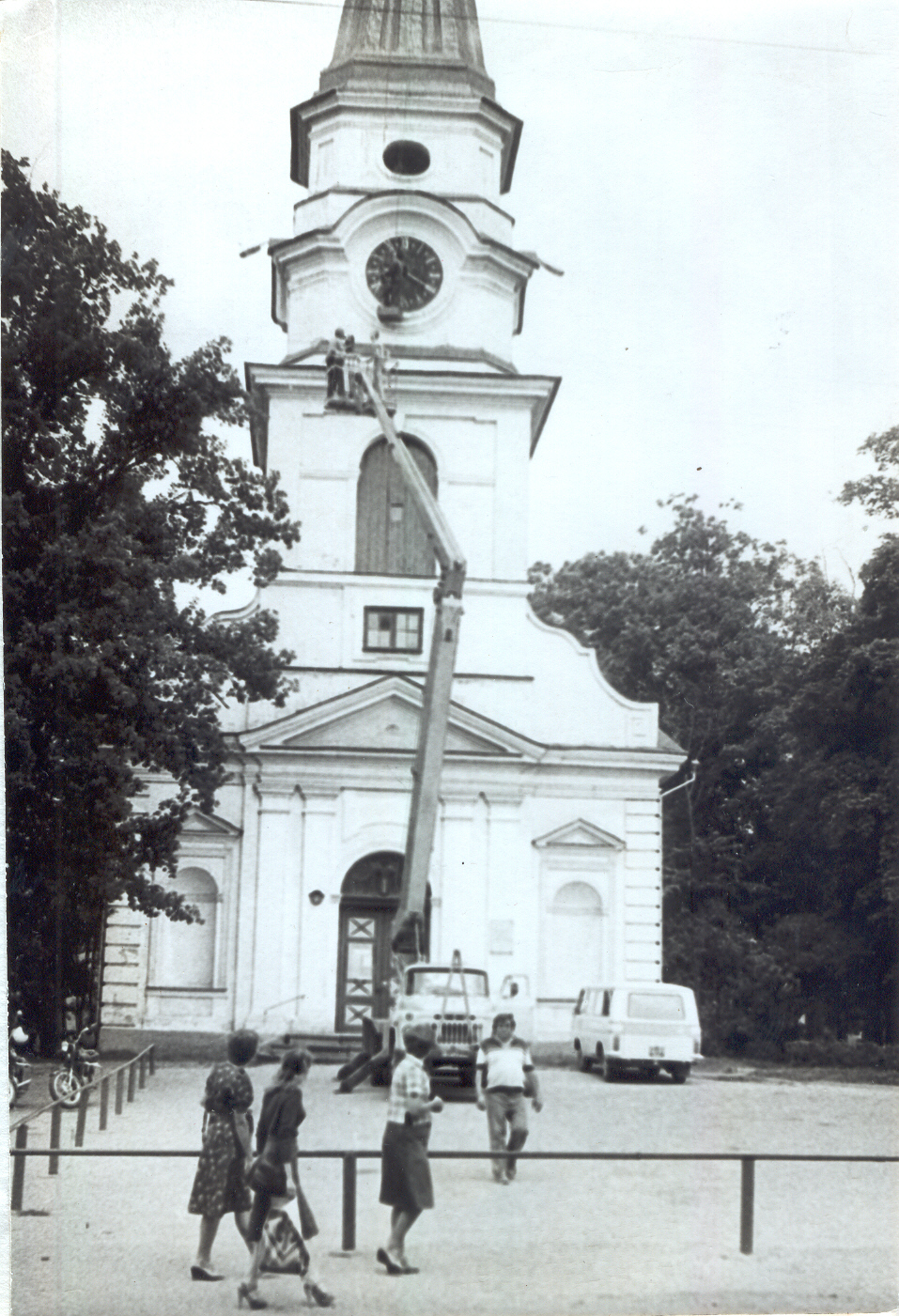 Foto Võru Katariina kiriku fälisfassaadi kontrollimine 1983.a. kevadel.