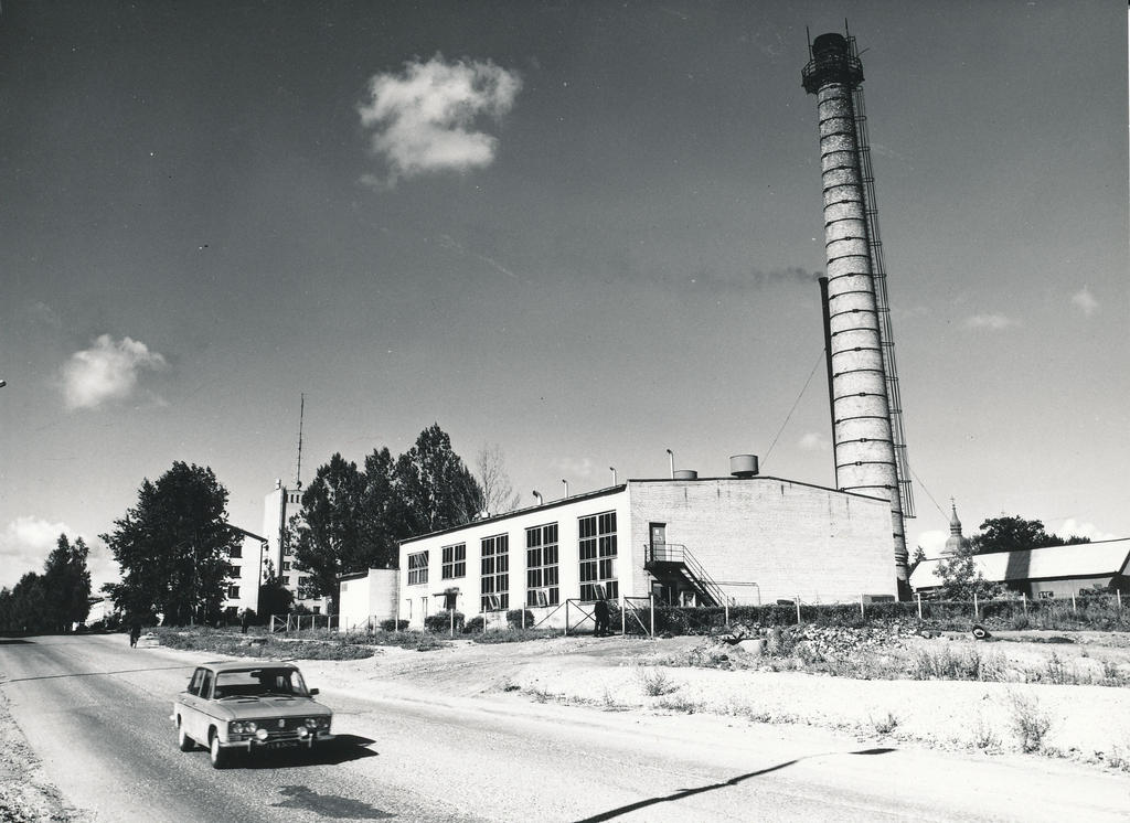 Foto. Võru Keskkatlamaja Mäe ja Pioneeride( Vabaduse)  tänavate nurgal augustis 1982.a.