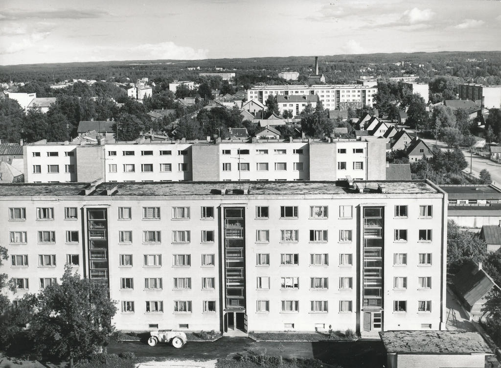 Foto. Võru vaade Tartu tänav 45  asuva 9-korruselise maja katuselt  augustis 1982