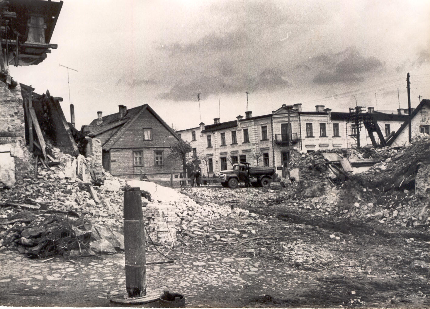 Foto. Endise H. Krümmeri koolihoone lammutamine Võrus Kreutzwaldi tänaval.