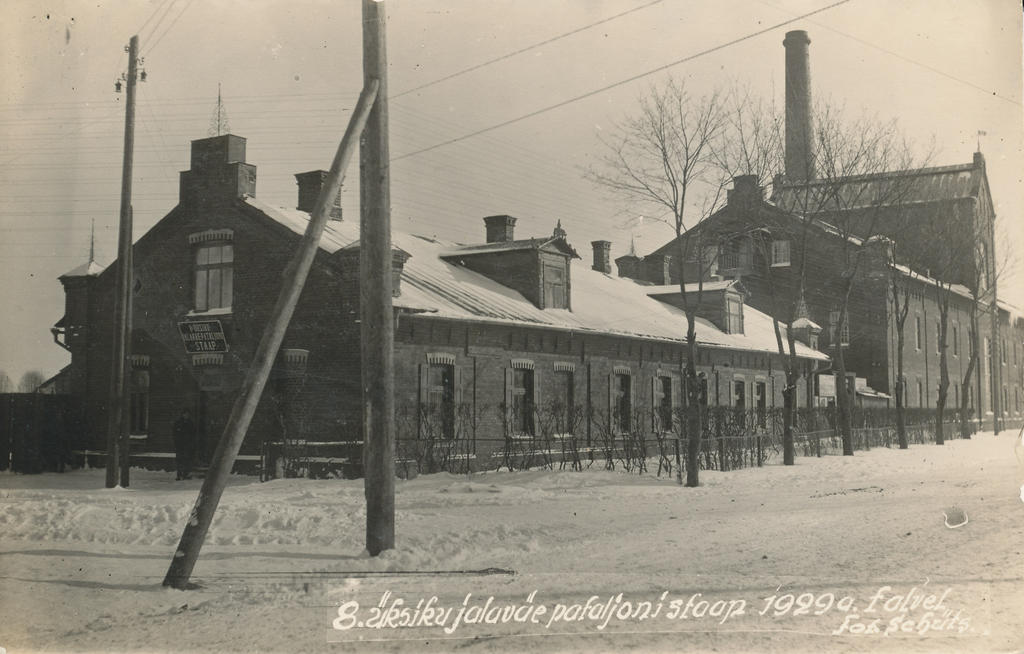 Foto.  8. Üksiku Jalaväepataljoni staap 1929.a. talvel Kreutzwaldi-Paju tänava nurgal.