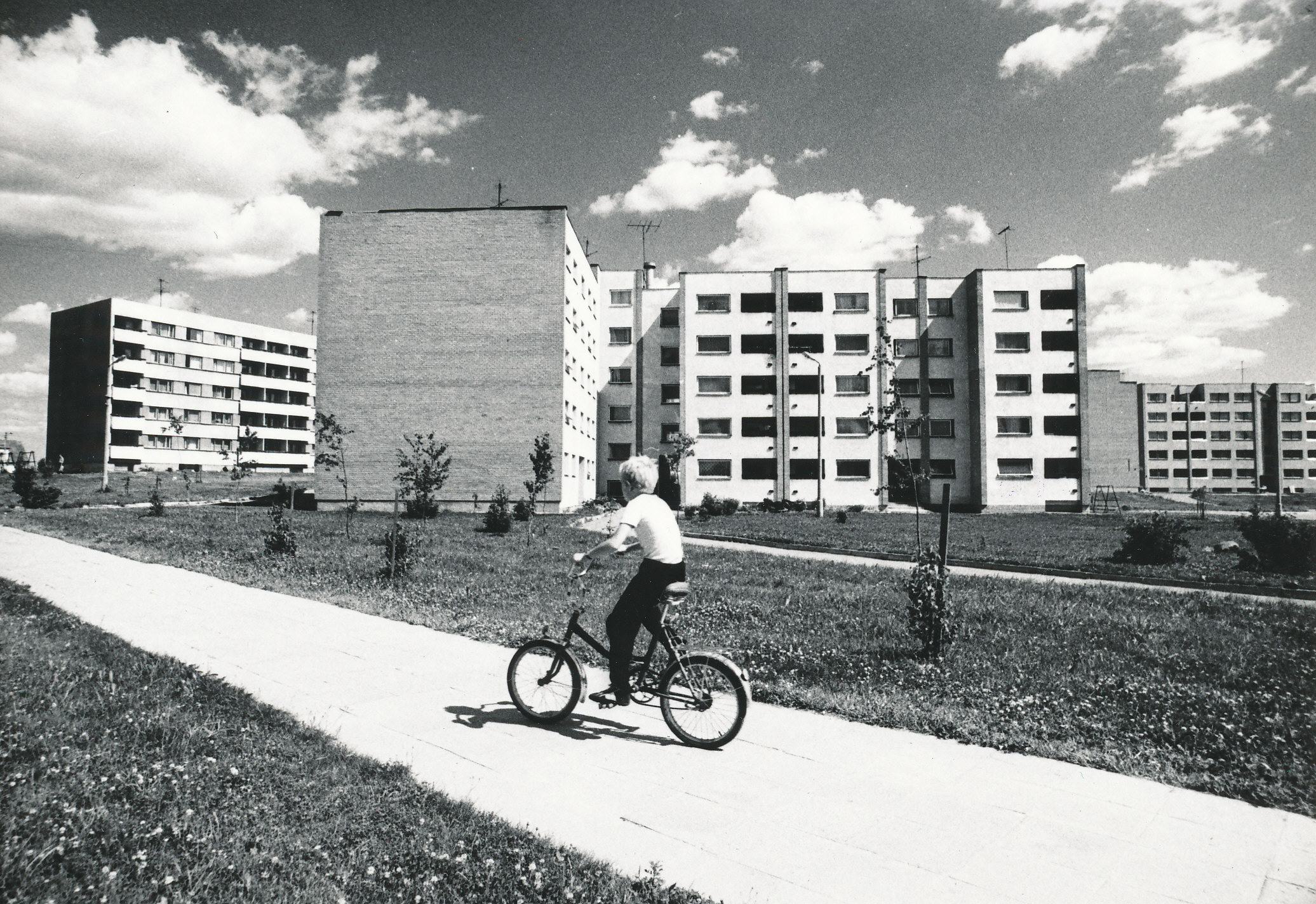 Foto. Võru. Nöörimaa 5-korruselised elamud Vilja t.8, Kooli  1 ja 3, august 1982.a.