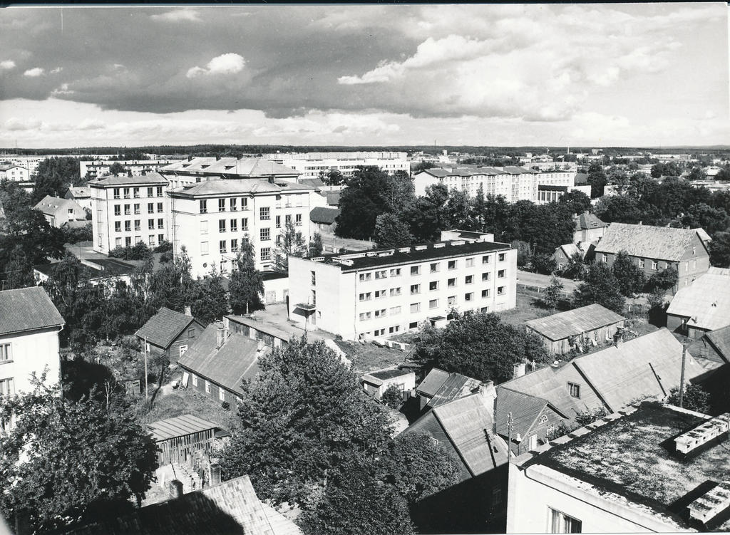Foto. Võru vaade Kreutzwaldi  tänaval asuva 9-korruselise maja katuselt augustis 1982.a.