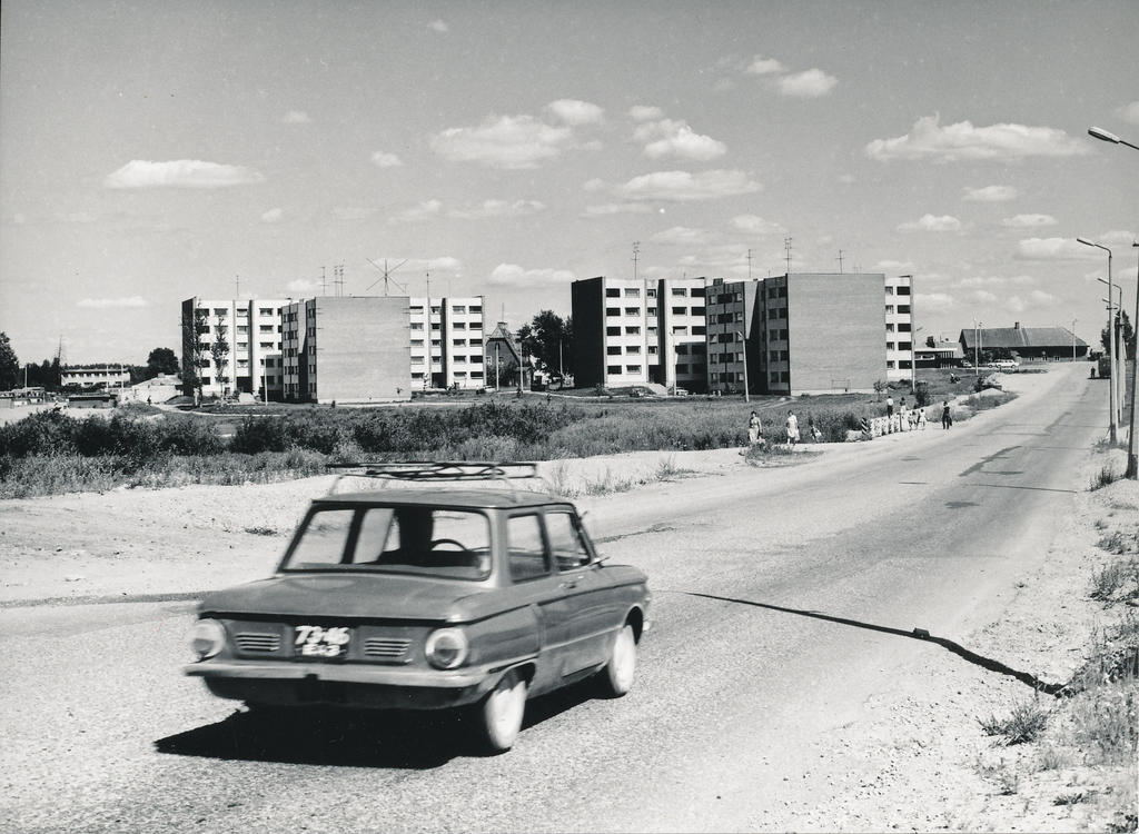 Foto. Võru.  Vilja tänava tähtelamud Vilja tänav 4 ja Pioneeride (Vabaduse ) 2 , augustis 1982.a.