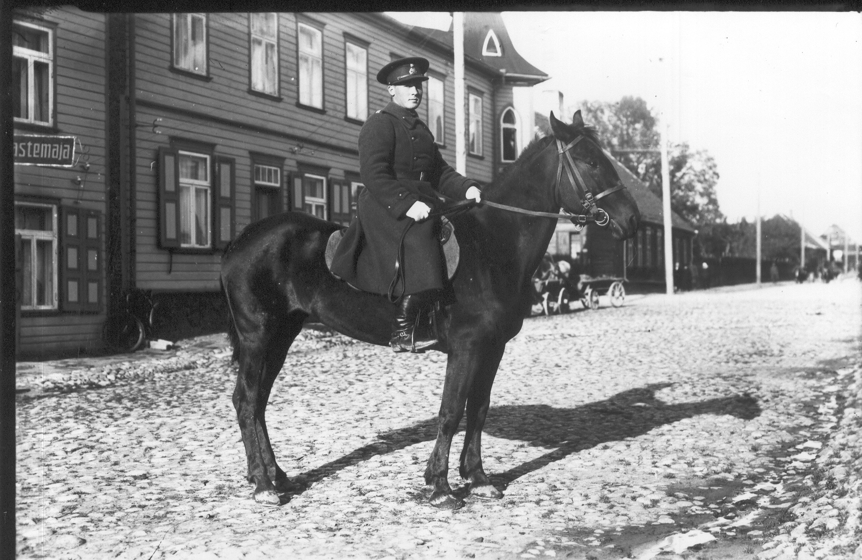 Foto. Eesti kaitseväe ratsanik Võrus  Vabaduse tänaval hotell Riga ees. 1930.aastatel.