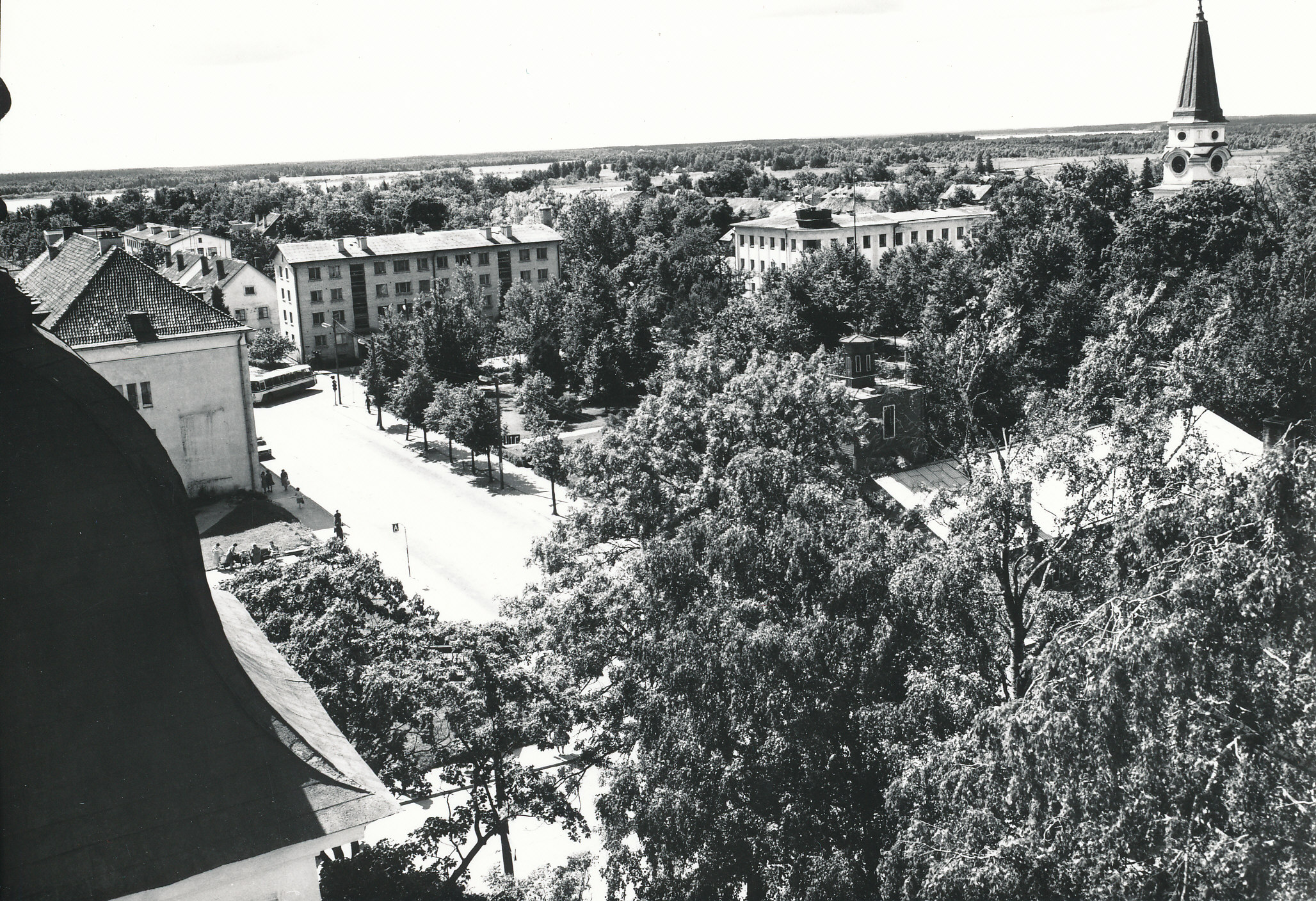 Foto. Võru. Vaade õigeusu kiriku tornist Lenini ja Tartu tänava ristmiku suunas augustis 1982.a.
