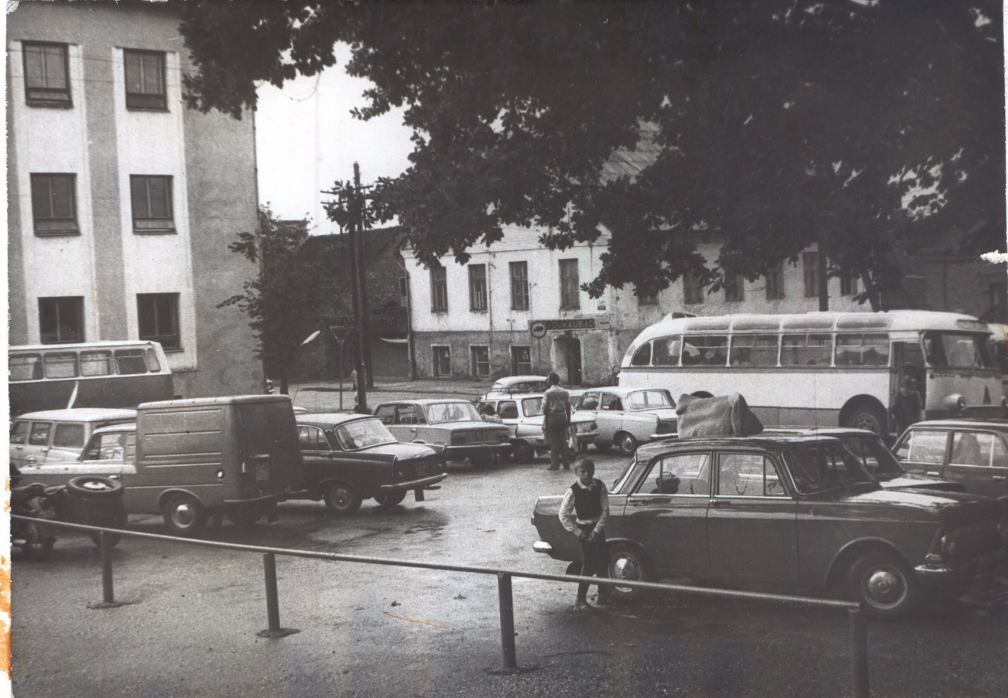 Foto Võru Rajooni RSN TK ees asuv parkimisplats  1983.a. suvel.