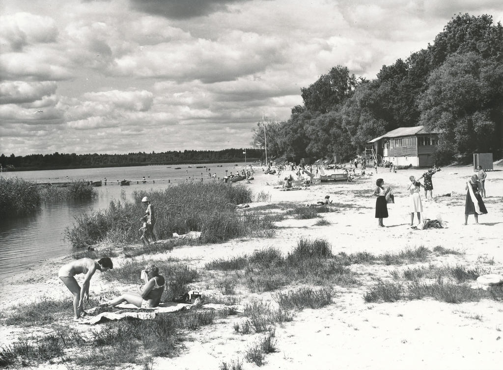 Foto. Võru. Tamula järve rand suvitajatega augustis 1982