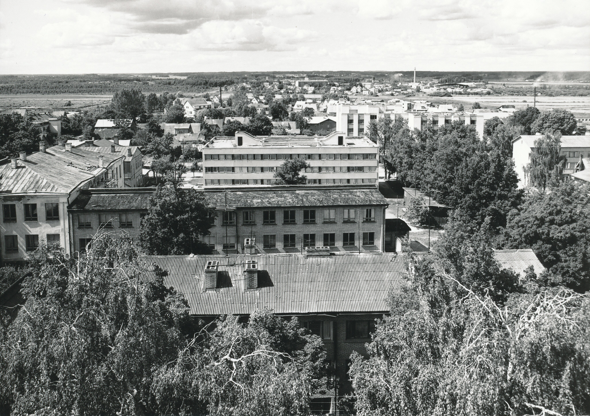 Foto. Võru.  Vaade õigeusu kiriku tornist Tartu tn. ja Lembitu tn. hoonetele augustis 1982.a.