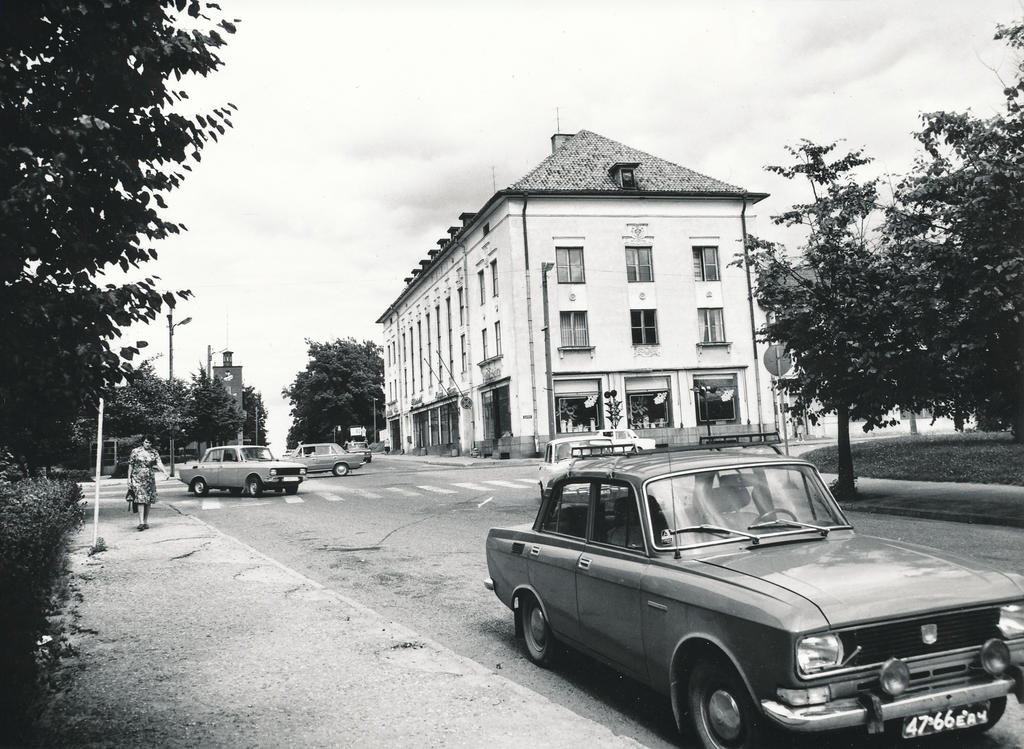 Foto. Võru.Tartu  tänav Lenini (Jüri) ristmiku kohal augustis 1982.a. Pangamaja ja tuletõrjemaja.