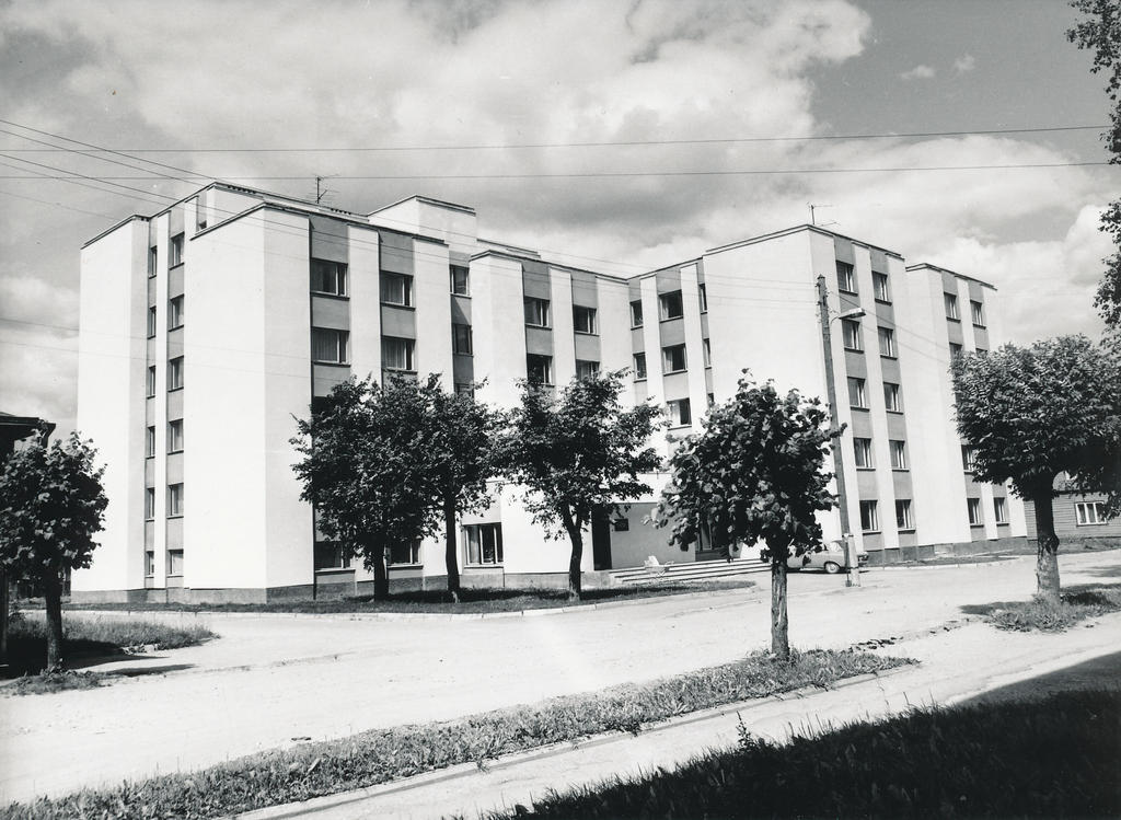 Foto. Võru. Mööblivabriku ühiselamu Koidula tn. 6 1982.a augustis.
