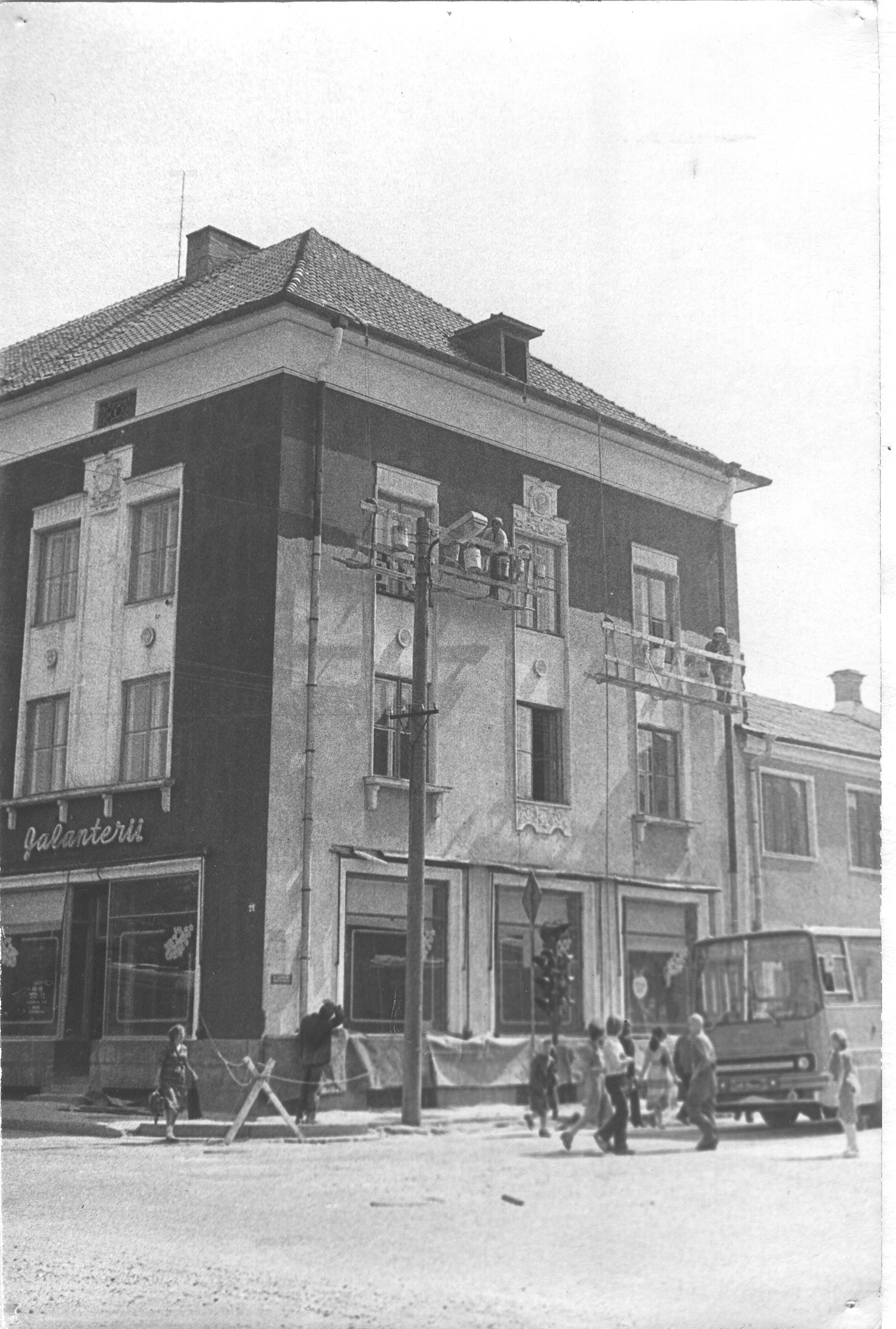 Foto Endise Eesti Panga, praeguse Riigipanga Võru osakonna maja katmine uue punase värviga 1983.a. suvel.