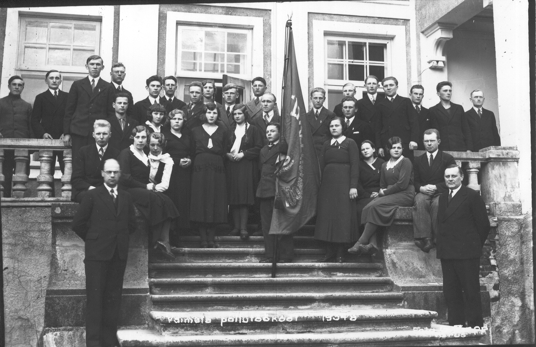 Foto. Väimela Põllutöökooli õpilased ja pedagoogid 1934.a.  kooli trepil.