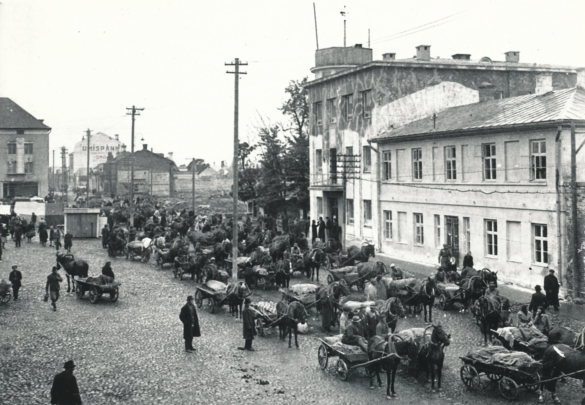 Foto.  Leevi valla talupoegade punavoorist osavõtjad Võru Maakonna Täitevkomitee hoone ees 1945.a.