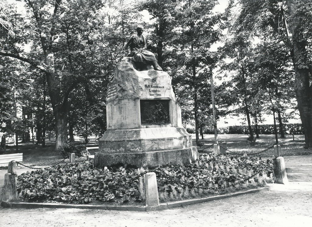Foto. Võru. Dr. Fr. R. Kreutzwaldi mälestussammas pargis augustis 1982.a. eestvaade