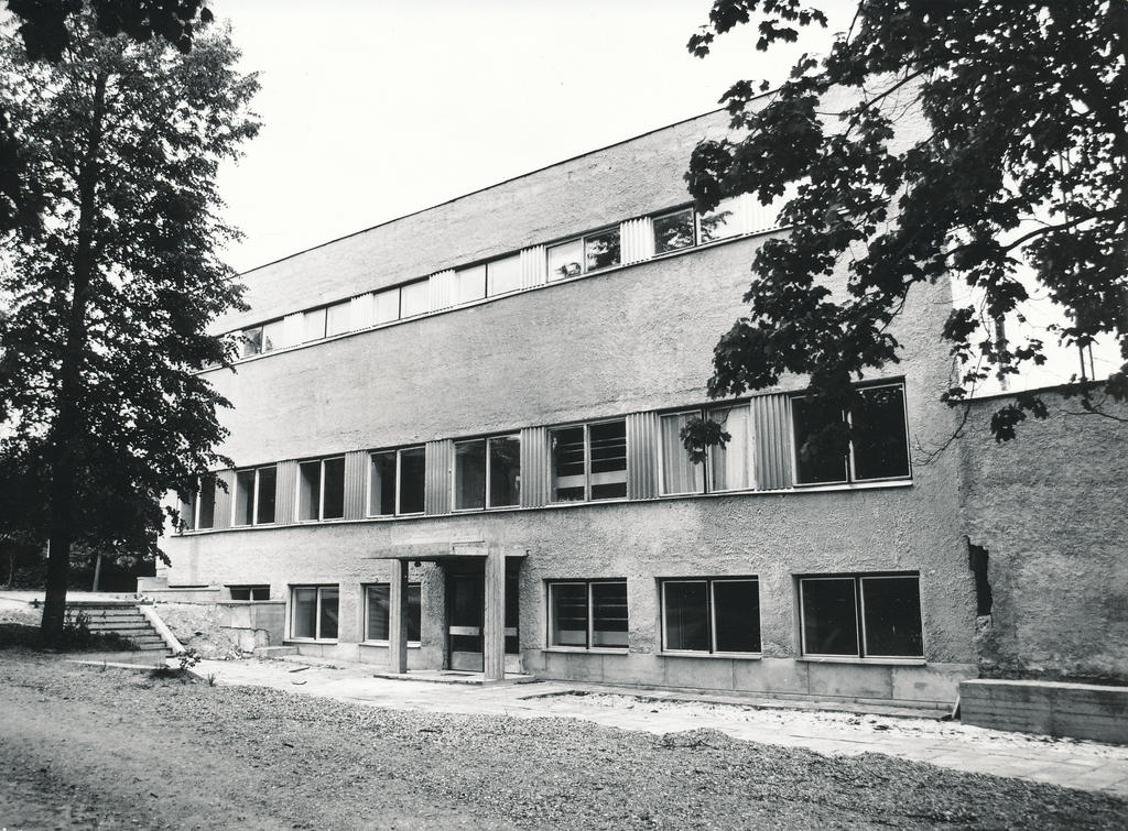 Foto. Võru Koduloomuuseumi hoone Kreutzwaldi tn. 16  ,peasissekäik Katariina allee 11 , august 1982.a.