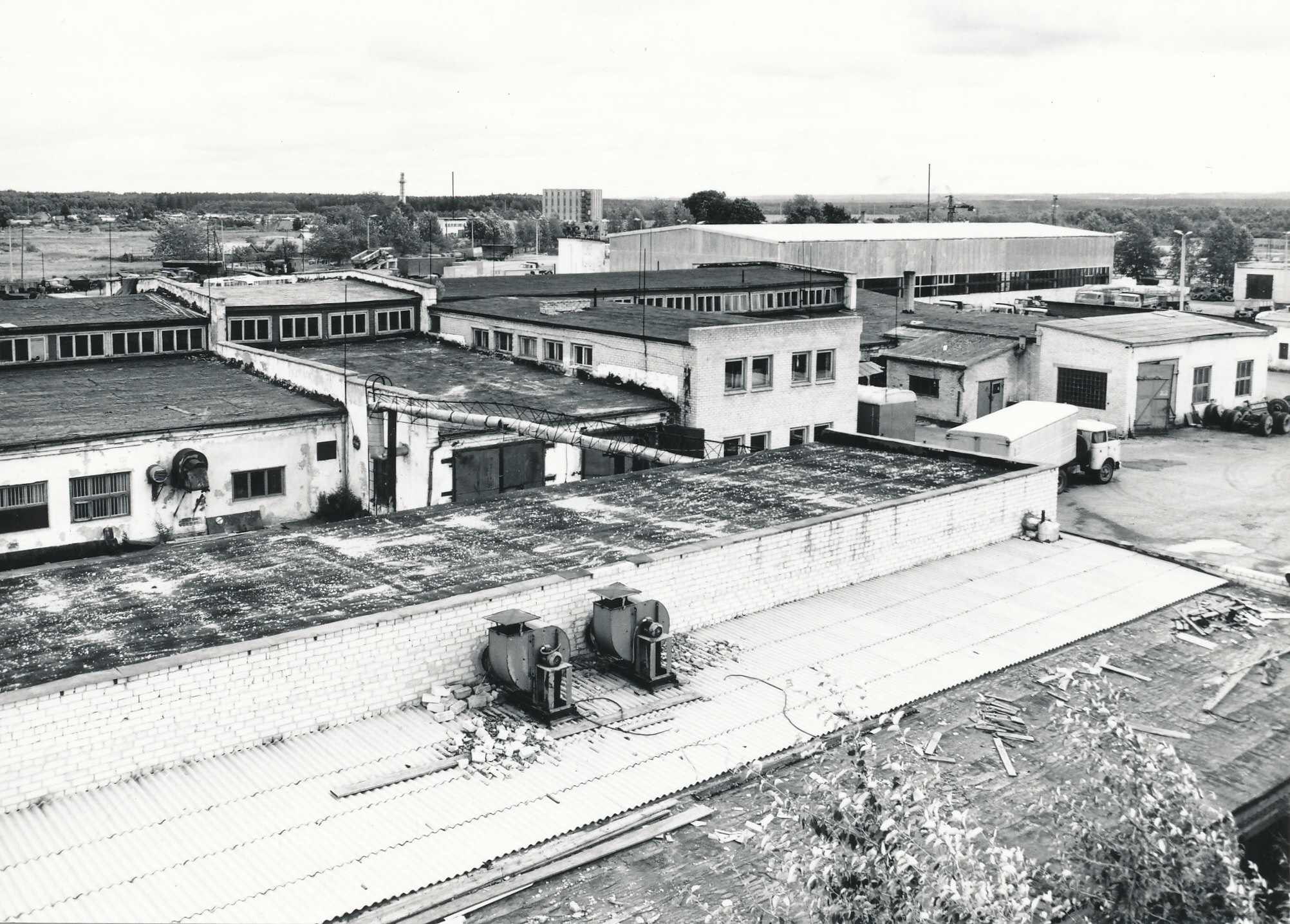 Foto. Võru Autotransportbaas nr. 3 remonditöökojad  ja autode pesula augustis 1982.a.