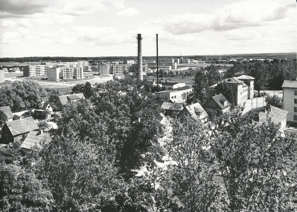 Foto. Võru. Linna saun Mäe tänaval,taamal  Nöörima elamurajoon augustis 1982.a.