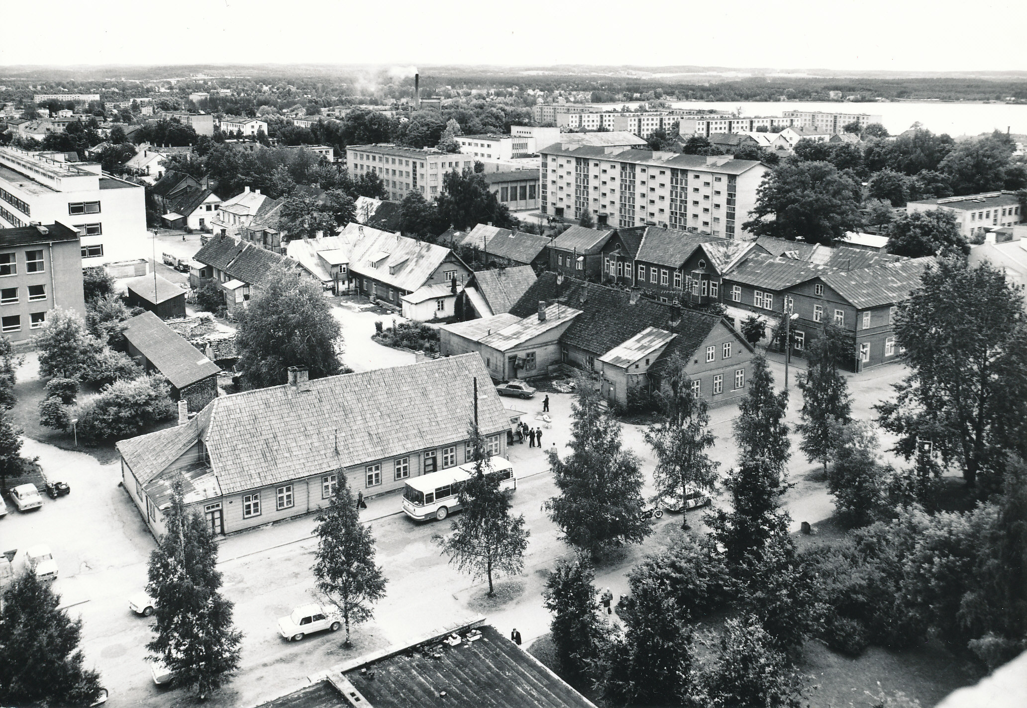 Foto. Võru. vaade Tamula järve suunas veetorn-elamu katuselt augustis 1982