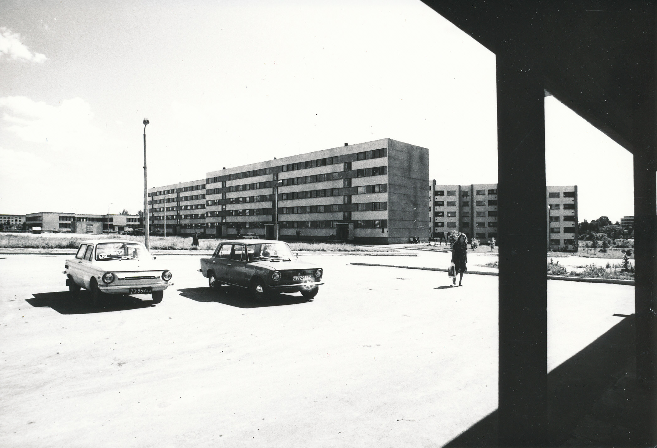 Foto. Võru. Nöörimaa 5-korruselised elamud, Vilja tn. 8, Kooli tee 1 , august 1982.a.