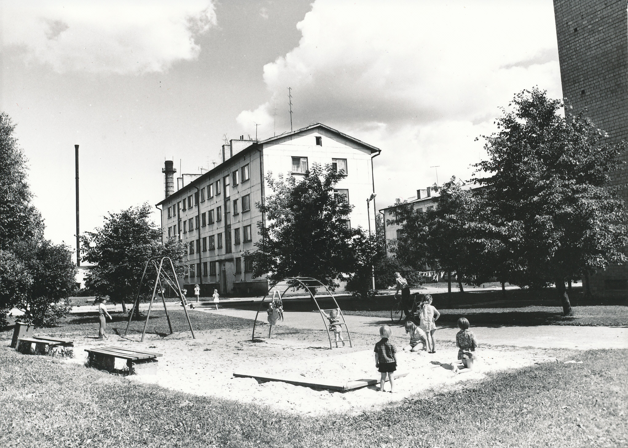 Foto. Võru.Laste mänguväljak Võidu väljaku ääres augustis 1982.a.