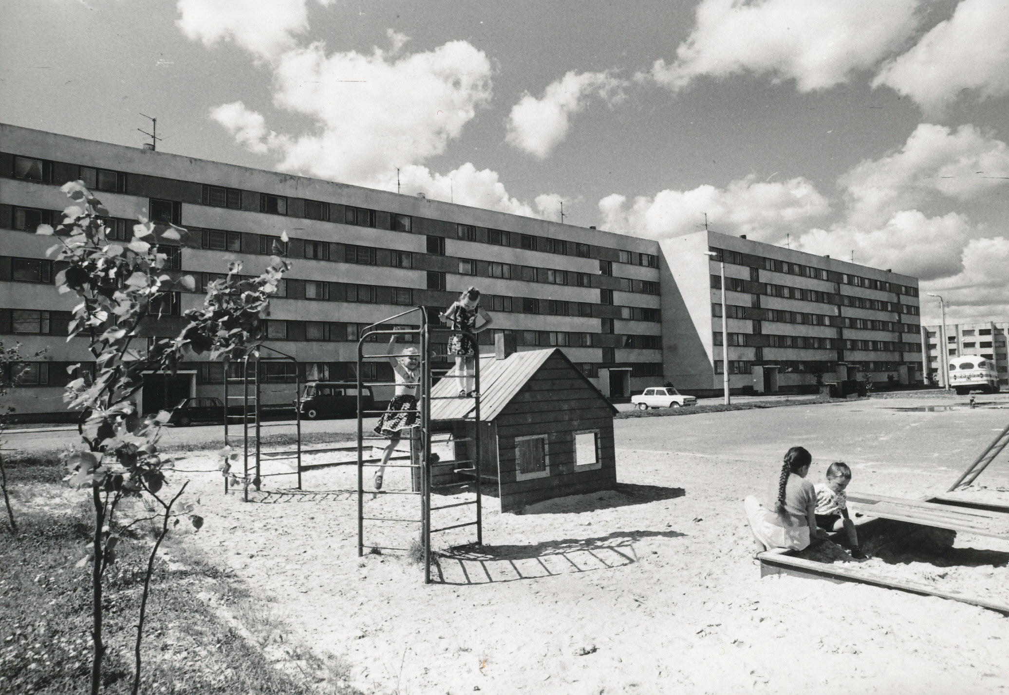 Foto. Võru. Hoone Vilja tn. 8 ja siseõu augustis 1982.a.