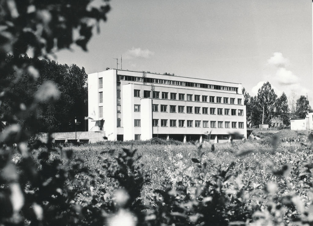 Foto. Võru. Trükikoda "Täht" ja ajaleht "Töörahva Elu" toimetuse hoone augustis 1982.a.