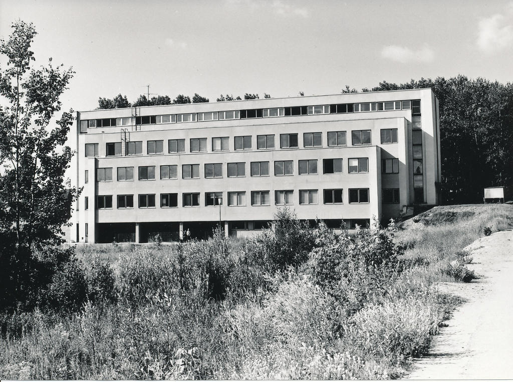 Foto. Võru. Trükikoda "Täht" ja ajaleht "Töörahva Elu" toimetuse hoone Oja t.1 , augustis 1982.a.