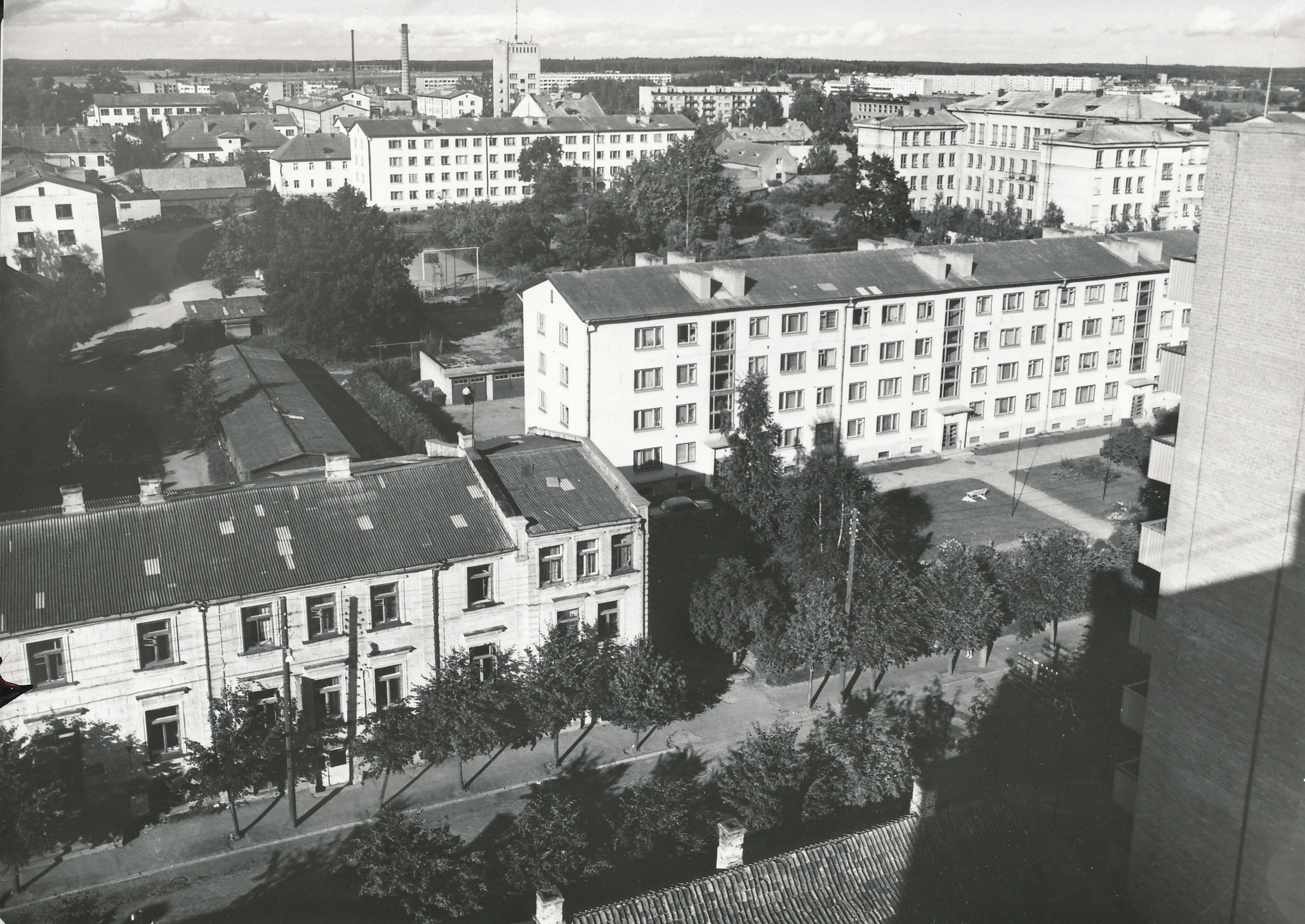 Foto. Võru vaade Kreutzwaldi tänav 22 hoone katuselt Tartu tänava suunas 1982.a. augustis.