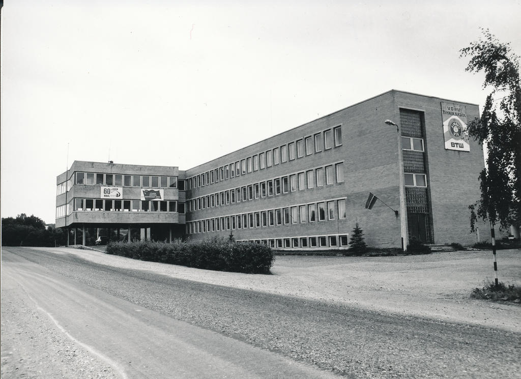 Foto. ALMAVÜ Võru Tehnikakooli hoone Meegomäel Kubijal augustis 1982.a.