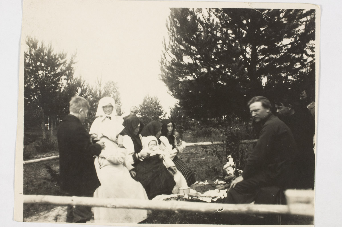 Setumaa, Obinitsa surnuaed. Kääpä pääl süüakse (par. preester ja köster) 1922