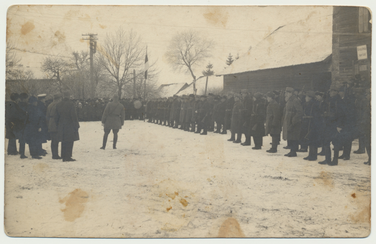 foto, Viljandimaa, Suure-Jaani, Eesti Vabariigi aastapäev, tähistamine, rivi võõrastemaja ees platsil, u 1928