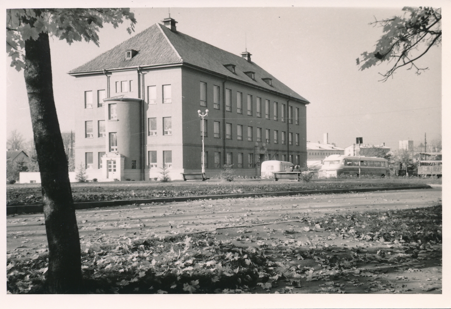 foto, Viljandi, adminhoone, Nõukogude väljak (Vabaduse plats), 1963, foto A. Kiisla