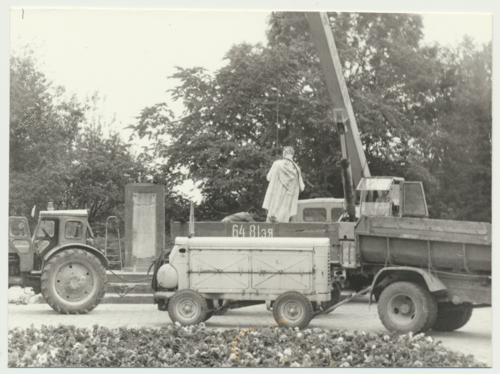 foto, Viljandi, Uueveski kalmistu, tundmatu sõduri kuju mahavõtmine, 1991