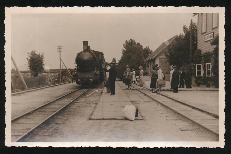 fotopostkaart, Suure-Jaani khk, Olustvere raudteejaam, rong, inimesed, hoone, u 1935