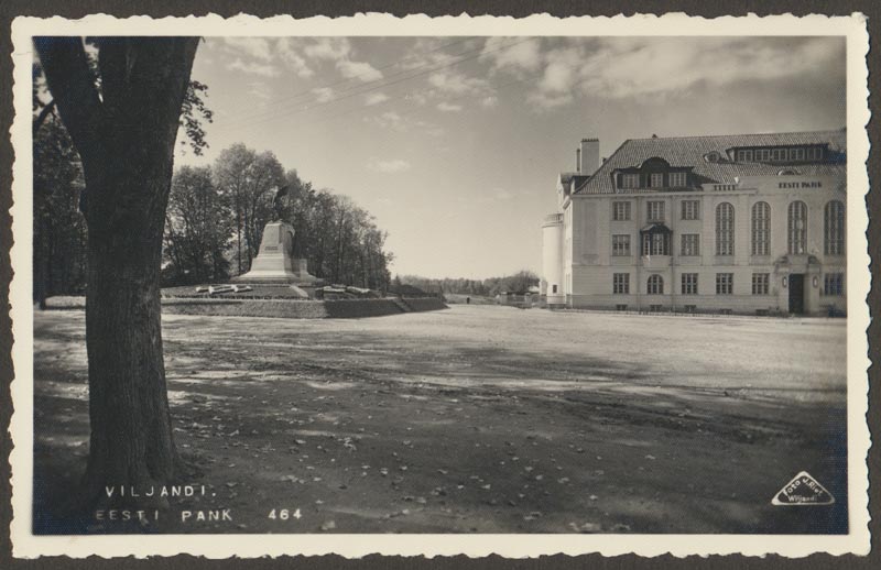foto albumis, Viljandi, Vabaduse plats, mälestussammas, osa pangahoonest, u 1930, foto J. Riet