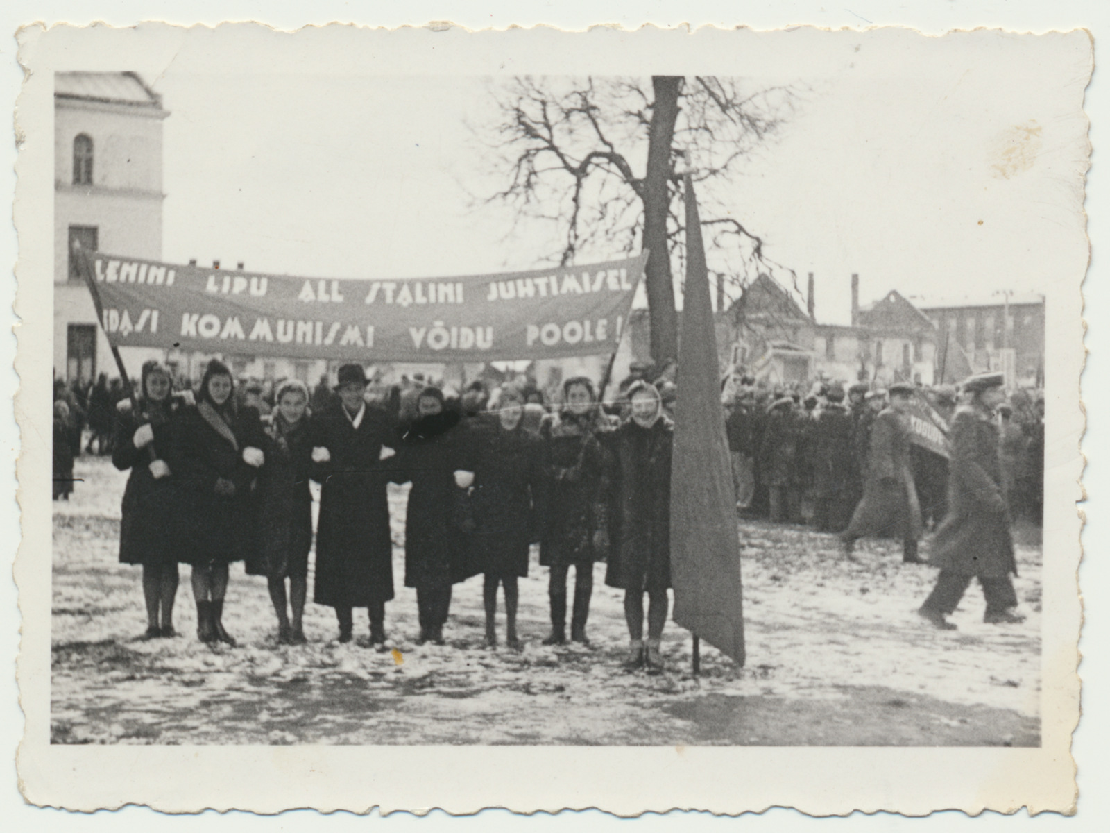 foto, Viljandi, raekoja esine, oktoobrimiiting, loosungid, 1948