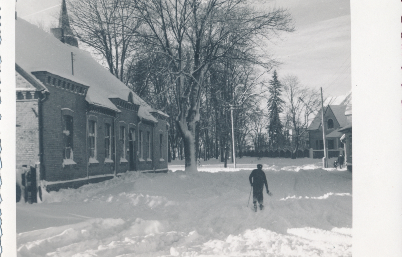 foto, Viljandi, Pioneeri (Pikk) tn 8, endine Jaani koguduse pastoraat, suusataja, veebruar 1958 F Hilja Riet
