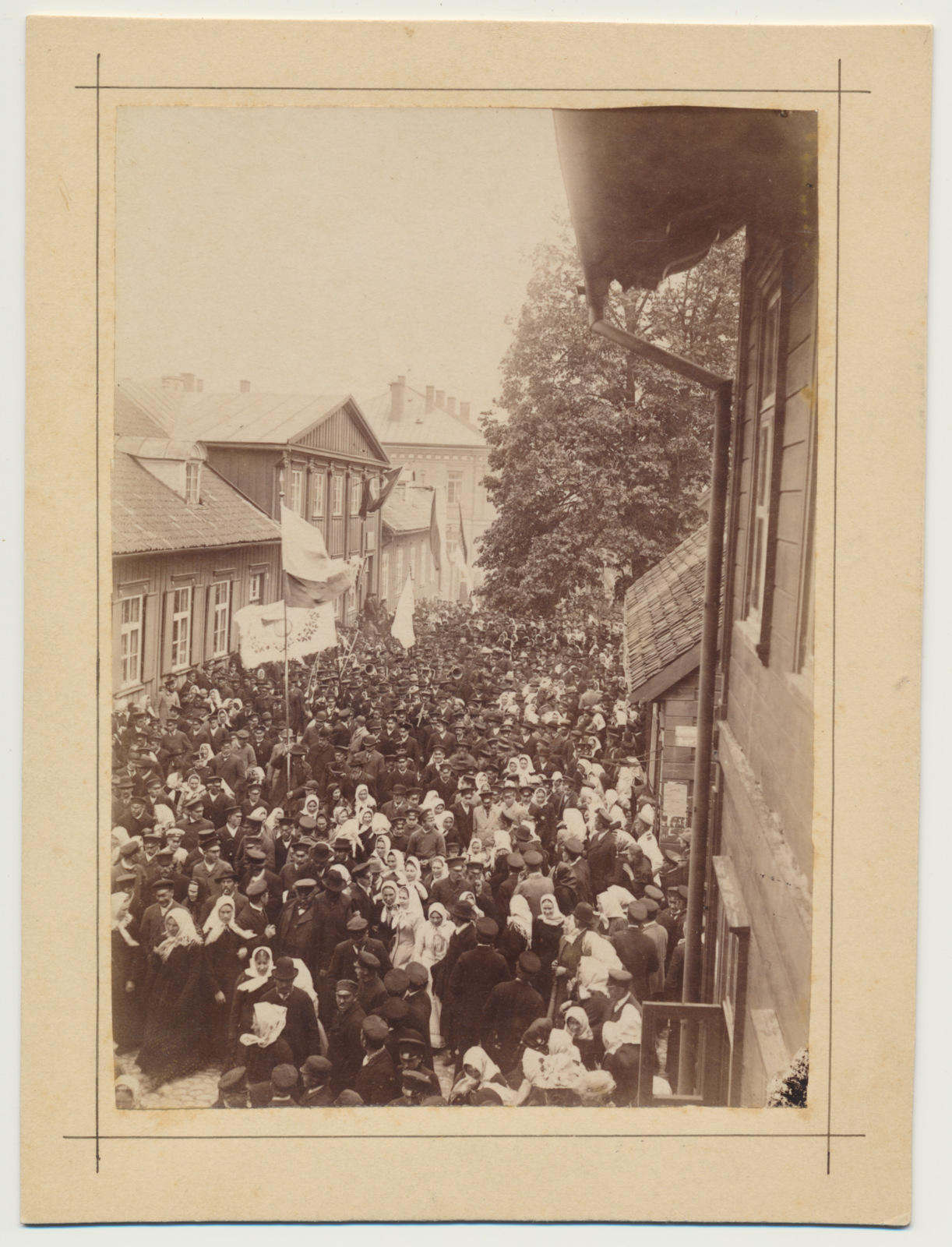 foto, Viljandi, rongkäik Veski tn (Jakobsoni tn), G.M. Schmidti kooli (maja nr. 49) ees, u 1885