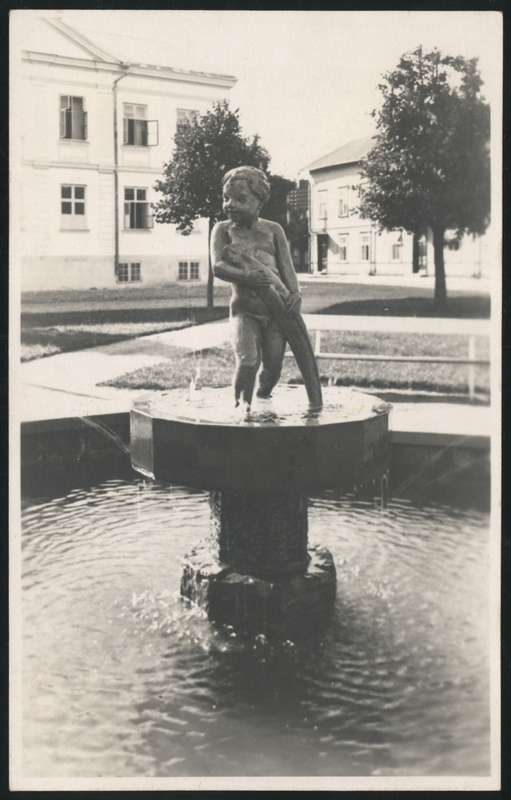 fotopostkaart, Viljandi, Laidoneri plats, purskkaev "Poiss kalaga" , Lutsu tn ots, 1934