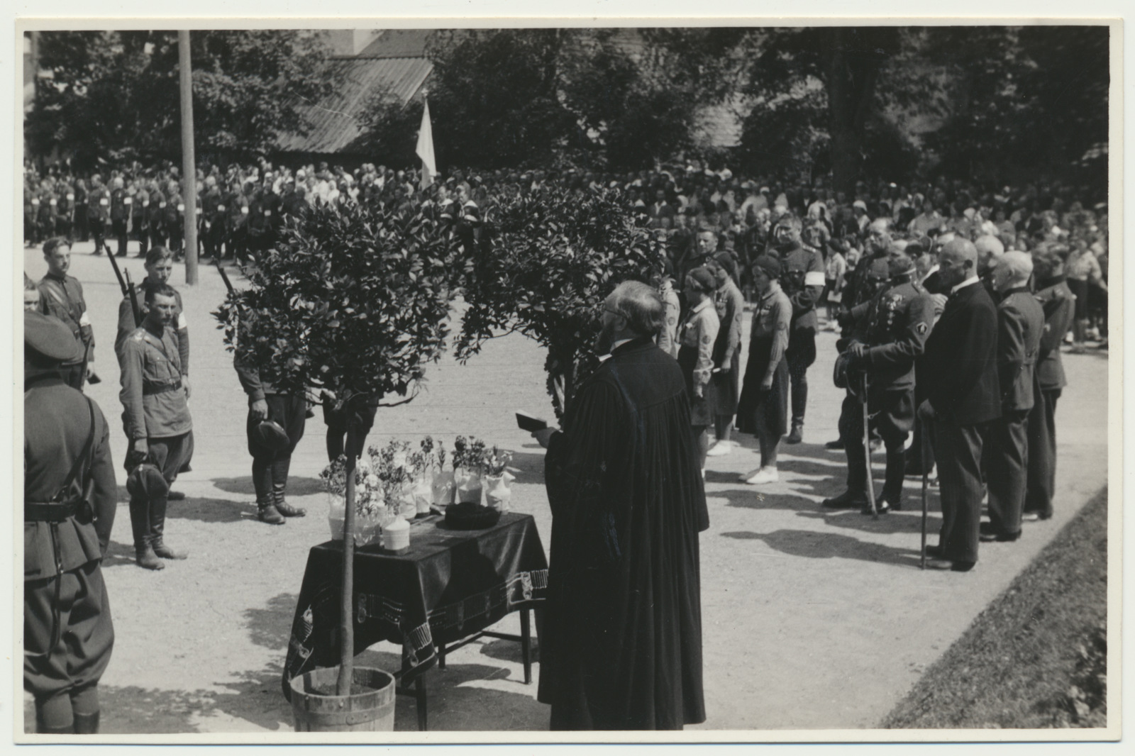 foto, Viljandi, Vabaduse plats, võidupüha, kõneleb A.W. Doll, u 1938