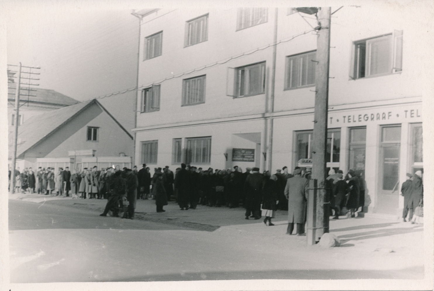 foto, Viljandi, Tallinna tn 11, järjekord postkontori ees, u 1960
