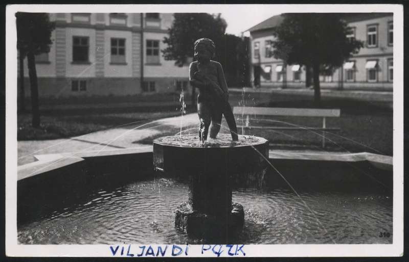 foto, Viljandi, Laidoneri plats, purskkaev "Poiss kalaga ", Lutsu tn algus, u 1935