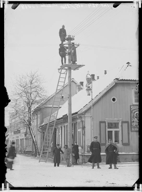fotonegatiiv, Viljandi, Tartu-Lossi tn nurk, tänavavalgustustööd, 1912, foto J. Riet