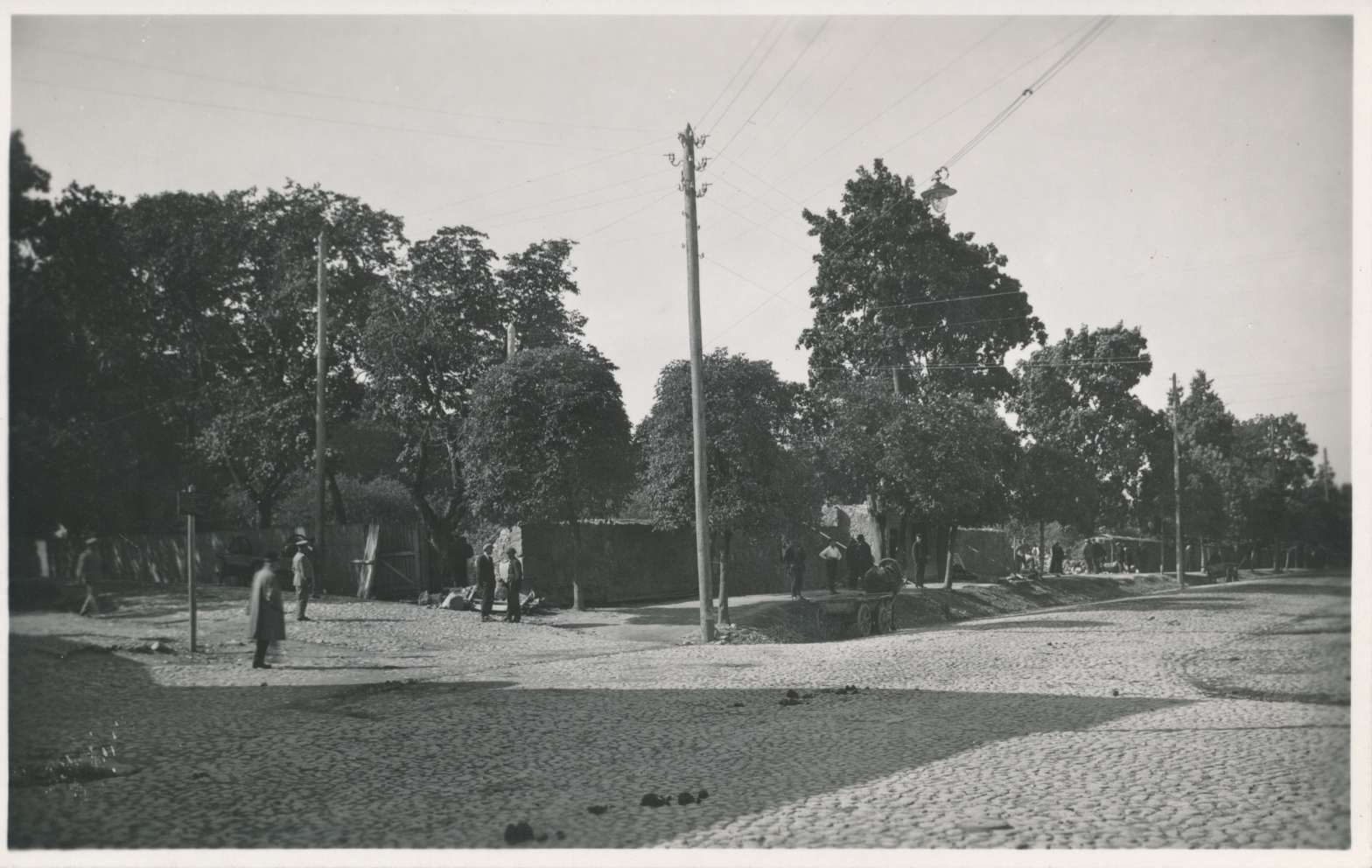 foto, Viljandi, Tallinna ja Vaksali tänava nurk, kiviaia lammutus u 1925 F J.Riet