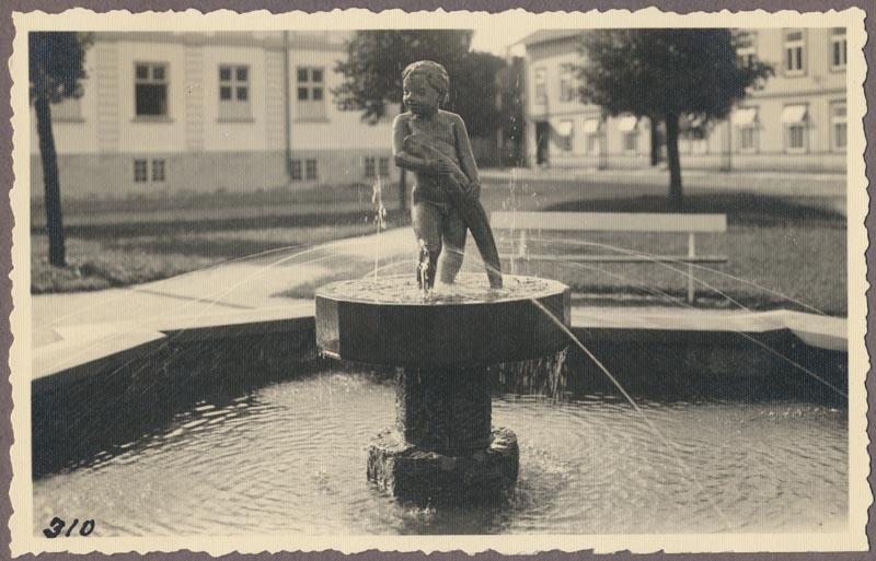 foto albumis, Viljandi, Laidoneri plats, purskkaev, kuju Poiss kalaga, u 1935 foto J. Riet