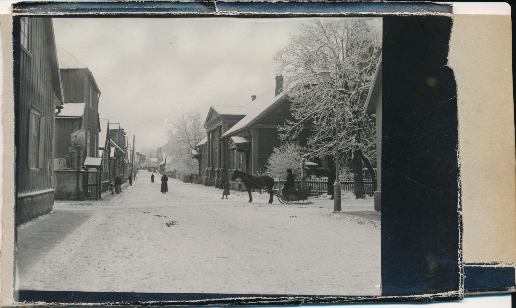 foto peegelpildis, Viljandi, Posti tn talvel, kasiino hoone, hobusaan, taga Tallinna tn u 1905