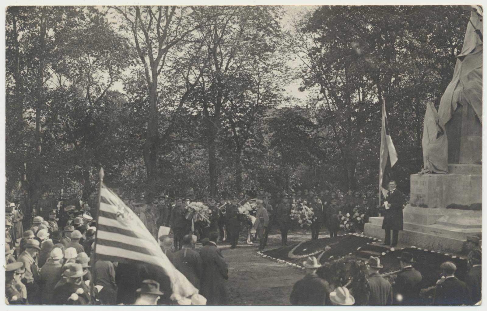 foto, Viljandi, Vabadussõjas langenute mälestussammas, avamine, maavanem H. Lauri, 1926